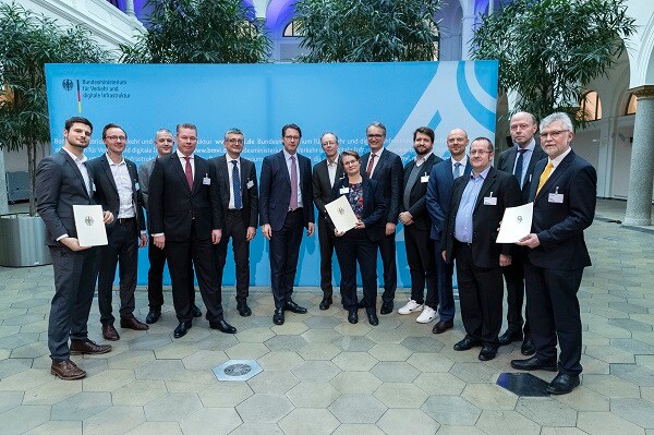 Figure 1 The members of the UDVeo project receiving the funding project from Minister Scheuer 