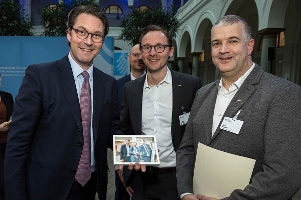 From left to right: Andreas Scheuer, German Minister of Transport and Digital Infrastructure Andreas Scheuer, Matthias Wilkens, Gerald Peklar (both NXP)