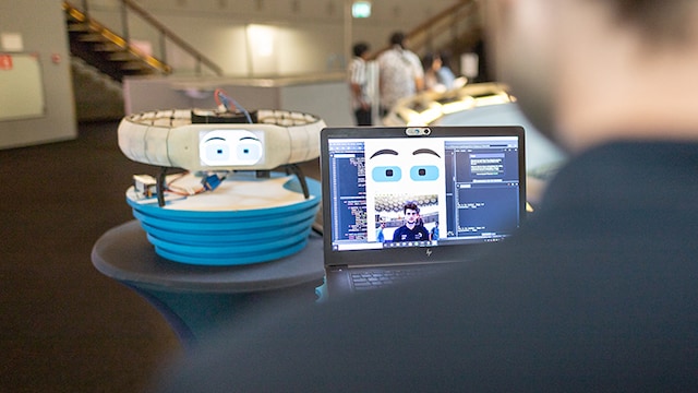 情感共鸣型无人机