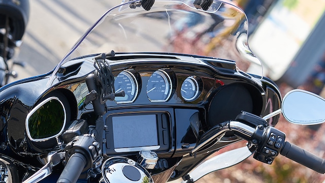 两轮车搭载车载信息娱乐系统