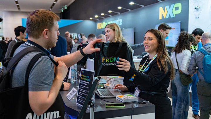 在2026年嵌入式世界大会的恩智浦FRDM实验室展区，工程师们齐聚一堂，仔细查看开发板，深入探讨面向边缘AI与实时控制的嵌入式设计工作流程。